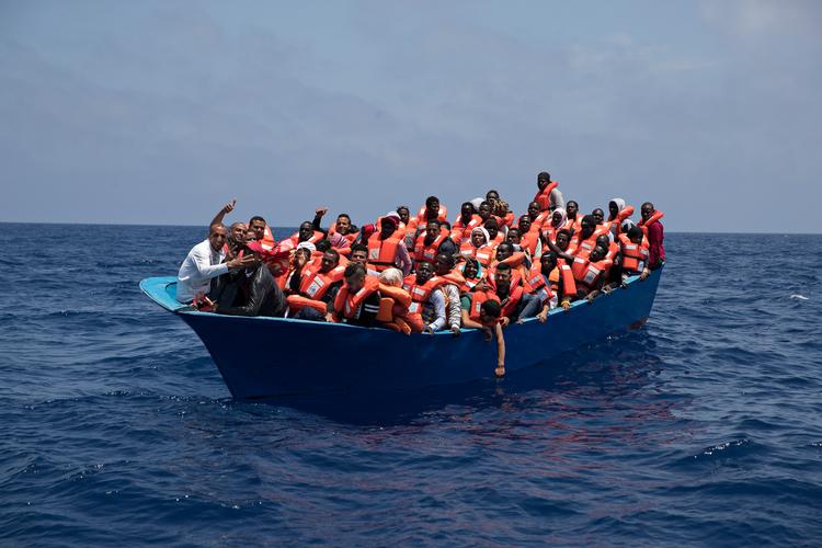 Tusindvis af migranter og flygtninge er omkommet på Middelhavet i forsøg på at nå Europa i de senere år. Det er på tide, at gentænke hele asyl- og migrantsystemet i EU. Det hænger hverken praktisk, juridisk eller moralsk sammen mere. Det gælder bare om at komme i gang. Verden venter ikke.  Foto: Jacob Ehrbahn/POLFOTO