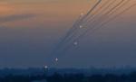 En byge af palæstinensiske missiler affyres fra Gaza mod mål i Israel. Foto: Jack Guez/Ritzau Scanpix