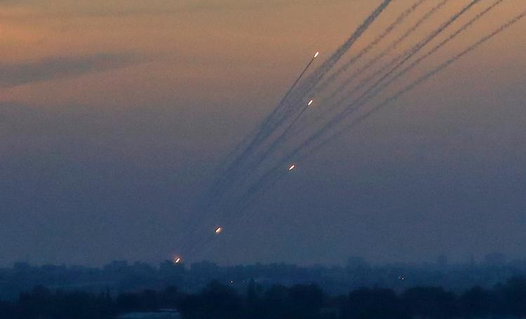 En byge af palæstinensiske missiler affyres fra Gaza mod mål i Israel. Foto: Jack Guez/Ritzau Scanpix