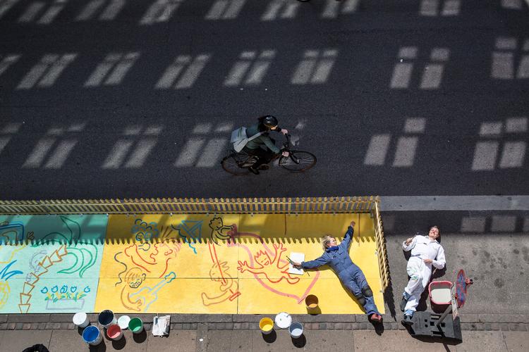Lørdag 11. maj lukker den ellers trafikerede Rantzausgade på Nørrebro for at holde en stor gadefest med blandt andet loppemarked, ringridning og sæbekasseløb. Billedet er fra en anden anledning. Arkivfoto Niels Hougaard