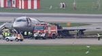 Redningsarbejdere og efterforskere arbejder ved Aeroflots Sukhoi Superjet 100, der søndag brød i brand i forbindelse med en nødlanding i Moskvas Sheremetyevo-lufthavn.   Foto: Tatyana Makeyeva/Ritzau Scanpix