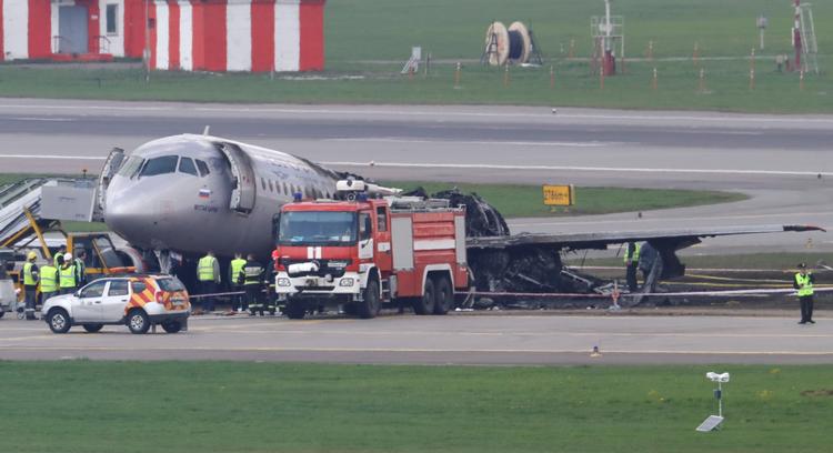 Redningsarbejdere og efterforskere arbejder ved Aeroflots Sukhoi Superjet 100, der søndag brød i brand i forbindelse med en nødlanding i Moskvas Sheremetyevo-lufthavn.   Foto: Tatyana Makeyeva/Ritzau Scanpix