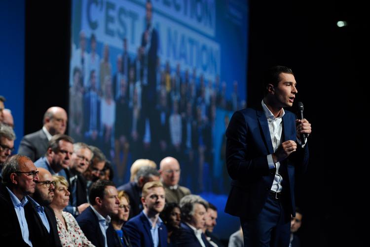 Overraskelse. Den kun 23-årige student Jordan Bardella fra Marine Le Pens parti er en stor overraskelse som taler og debattør. Han fører snævert over præsident Macrons kandidat. Foto: Jean-Christophe Verhaegen/AFP
   Foto: Jean-christophe Verhaegen/Ritzau Scanpix