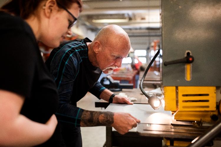 Finn Sønnik underviser grundforløb 1 & 2 på klejnsmed linjen på Mercantec Viborg. I dag tildeles han en særpris for at undervise med innovation og kreativitet i højsædet.  Foto: Janus Engel/FREELANCE