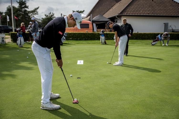 De seneste to år har Rasmus (tv.) og Nicolai Højgaard været inviteret med til European Tour-turneringen Made in Denmark, der spilles igen i næste uge, men  tvillingerne er mere fokuseret på at kvalificere sig til fast spilleret på den underliggende Challenge Tour. »Vi kan jo ikke bruge en deltagelse i Made in Denmark til så meget. Vi kommer forhåbentlig til at spille den turnering mange gange i fremtiden«, siger Nicolai Højgaard. Foto: Anders Rye Skjoldjensen