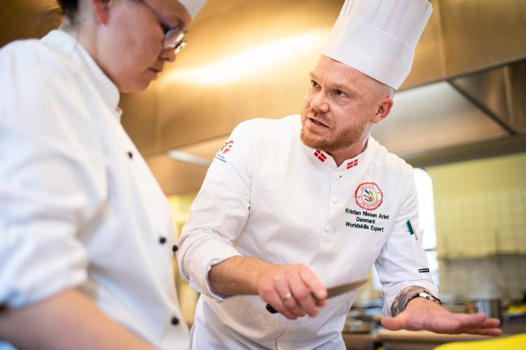Kristian Nissen Arlet vinder hovedprisen i erhvervsskolekategorien. Til daglig underviser han på kokkeskolen ZBC i Slagelse. Foto: Janus Engel/FREELANCE