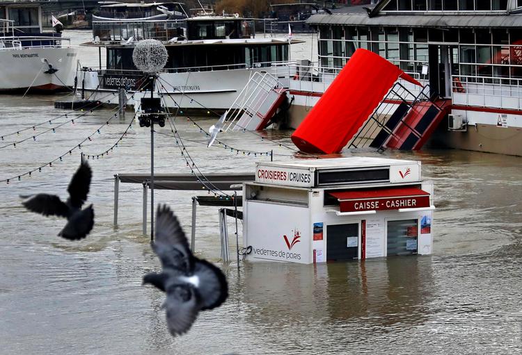 Et billetkontor for turistbåde på Seinen er kollapset efter voldsomme regnfald i Paris i januar 2018. Det er svært at bevise, om en enkelthændelse skyldes klimaforandringer, men det er denne type vejr, der ventes at bliver mere af. Paris er en af de mest toneangivende byer i den globale klimakamp. Foto: Mal Langsdon/Ritzau Scanpix