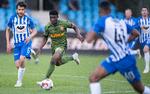 Til sidst begyndte der at ske noget i Esbjerg, hvor Lasha Parunashvili (tv.) og Mohammed Kudus (i midten) ellers ikke leverede underholdning de første 80 minutter.
   Foto: John Randeris/Ritzau Scanpix