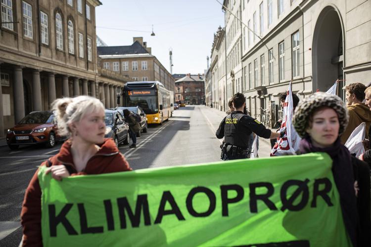 
    I et fælles brev opfordrer borgmestre fra 210 byer Donald Tusk og regeringscheferne i de europæiske lande til at gøre mere for at leve op til forpligtelserne i Paris-aftalen. Her en klimademonstration fra  Christiansborg i april 2019.
   Foto: Jens Hartmann Schmidt/POLFOTO