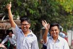Reuters-journalister Wa Lone (V) og Kyaw Soe Oo vinker, da de forlader fængslet 7. maj 2019. De blev anholdt for 511 dage siden, da de var i gang med at afdække drab på ti rohingyaer i Rakhine-delstaten. Foto: Ann Wang/Ritzau Scanpix