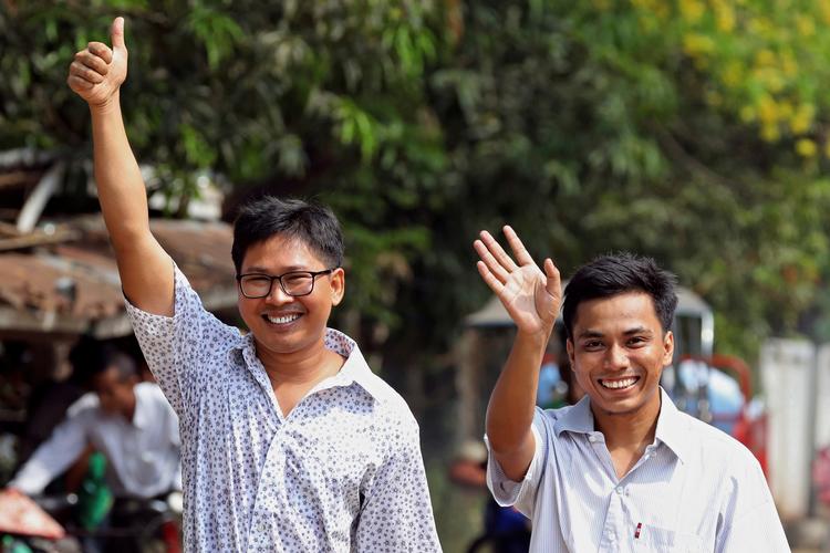 Reuters-journalister Wa Lone (V) og Kyaw Soe Oo vinker, da de forlader fængslet 7. maj 2019. De blev anholdt for 511 dage siden, da de var i gang med at afdække drab på ti rohingyaer i Rakhine-delstaten. Foto: Ann Wang/Ritzau Scanpix