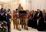 Skuespiller og musiker Billy Porter er måske ikke helt så kendt som mange af aftenens øvrige stjerner, men når man serverer sig selv i en gylden bærestol, er man sikker på en god portion opmærksomhed alligevel.  Foto: Mario Anzuoni/Ritzau Scanpix