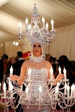 Sangerinden Katy Perry, der altid gør en dyd ud af sine kreative kostumer, bar til The Met Gala en ... lysekrone.  Foto: Mario Anzuoni/Ritzau Scanpix