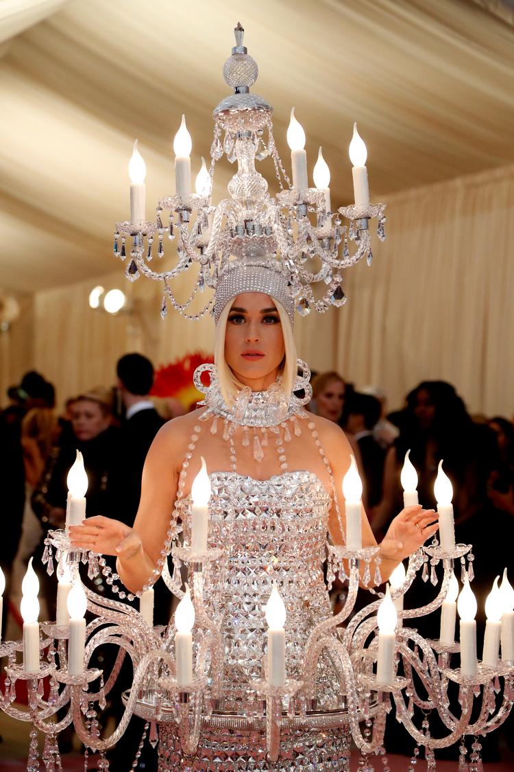 Sangerinden Katy Perry, der altid gør en dyd ud af sine kreative kostumer, bar til The Met Gala en ... lysekrone.  Foto: Mario Anzuoni/Ritzau Scanpix