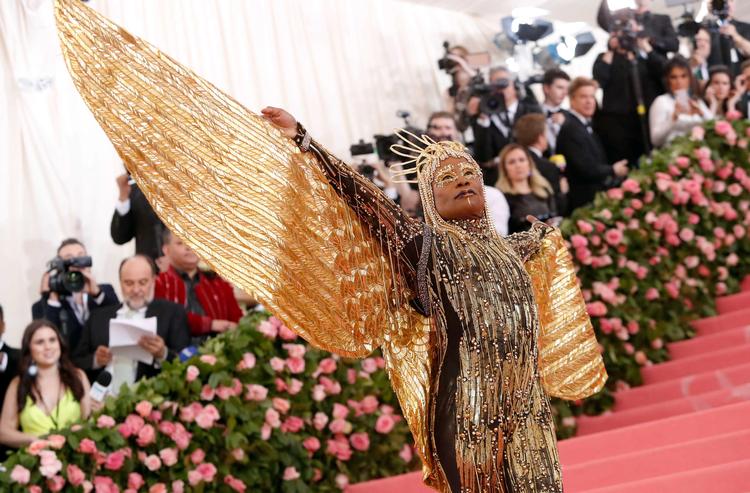 Billy Porter spreder sine guldvinger på den røde løber. Foto: Andrew Kelly/Ritzau Scanpix