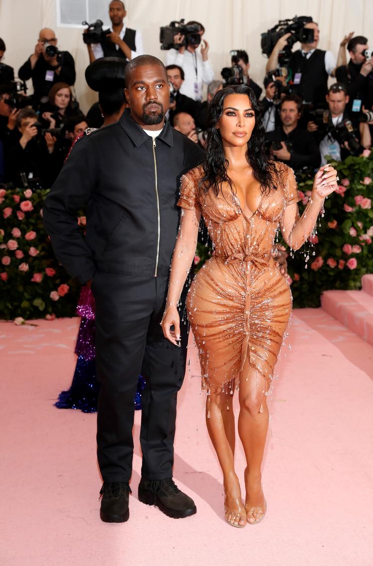 Kanye West havde tilsyneladende ikke fået besked om aftenens tema, men det var der nok ikke mange, der lagde mærke til, for han fulgtes med sin kone Kim Kardashian, der tilsyneladende synes, det er ’camp’ at ligne en, der lige er trådt ud af badet og ikke kan finde sit håndklæde.  Foto: Andrew Kelly/Ritzau Scanpix