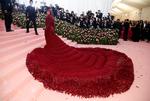 Cardi B. havde valgt en enorm røde robe. Foto: Mario Anzuoni/Ritzau Scanpix