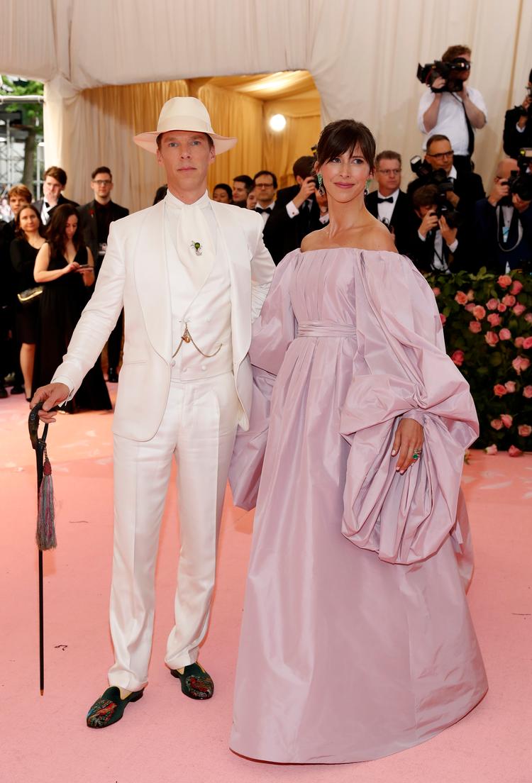 Benedict ’Sherlock’ Cumberbatch og Sophie Hunter ankom i henholdsvis kridhvidt jakkesæt, hat og broderede sko og en pastellilla kjole.  Foto: Andrew Kelly/Ritzau Scanpix