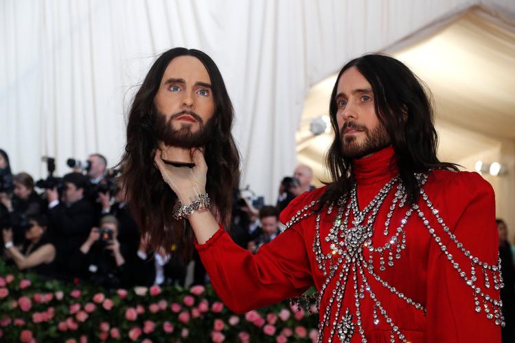 Skuespiller Jared Leto fortolkede 'camp' som at tage til fest med sit eget afhuggede hoved.  Foto: Mario Anzuoni/Ritzau Scanpix