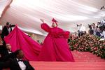 Lady Gaga har gjort sine kostumer til en kunstform. Og hun viste som altid vejen. Hun ankom i en storladen pink kreation, der undervejs forandrede sig til sort aftenkjole og så en stram pink sag, der til slut forsvandt til fordel for et sæt sort lingeri, som sangerinden slængede sig i på den røde løber. Foto: Mario Anzuoni/Ritzau Scanpix