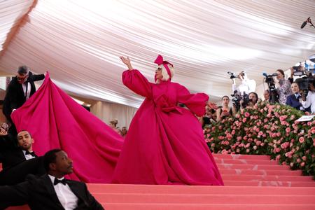 Lady Gaga har gjort sine kostumer til en kunstform. Og hun viste som altid vejen. Hun ankom i en storladen pink kreation, der undervejs forandrede sig til sort aftenkjole og så en stram pink sag, der til slut forsvandt til fordel for et sæt sort lingeri, som sangerinden slængede sig i på den røde løber. Foto: Mario Anzuoni/Ritzau Scanpix