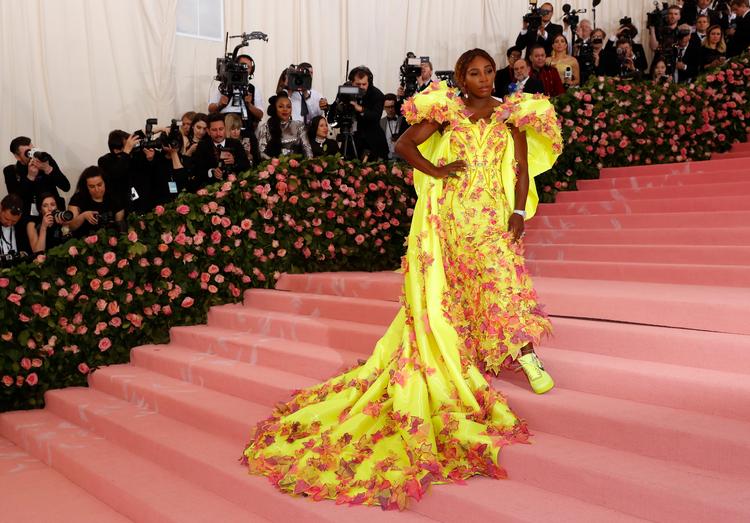 Gaga var vært for festen sammen med tennisstjernen Serena Williams, der viste, at galla og Nike-sneakers er et match. Foto: Andrew Kelly/Ritzau Scanpix
