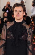 
Sangeren Harry Styles, der var vært sammen med Gaga og Serena Williams, ankom i et transparent look.
   Foto: Angela Weiss/Ritzau Scanpix