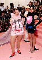 To af hovedrolleskuespillerne fra tv-serien ’Girls’, Lena Dunham og Jemima Kirke iklædt fetish-tøj. En 'rubberist' tænder på latex og gummi, mens en 'looner' tænder på balloner.
   Foto: Andrew Kelly/Ritzau Scanpix