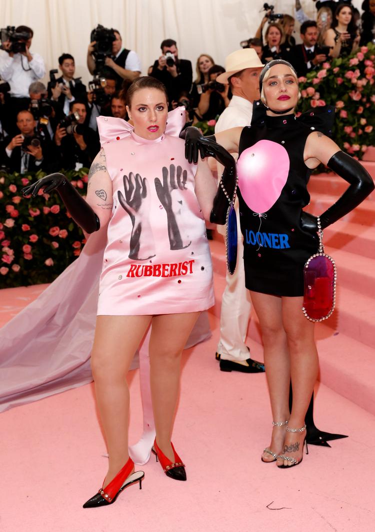 To af hovedrolleskuespillerne fra tv-serien ’Girls’, Lena Dunham og Jemima Kirke iklædt fetish-tøj. En 'rubberist' tænder på latex og gummi, mens en 'looner' tænder på balloner.
   Foto: Andrew Kelly/Ritzau Scanpix