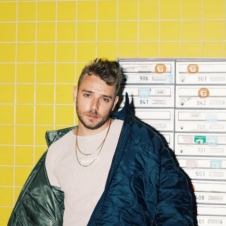 Topgunn er trådt i karakter som en popdreng. Foto: PR-foto