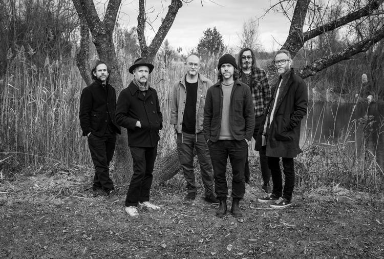 Hele holdet er samlet til gruppefoto sammen med filminstruktør Mike Mills (nr. 2 fra venstre), der har lavet en kortfilm til albummet 'I Am Easy To Find'. Foto: Graham MacIndoe