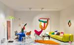 Schweiziske Vitra er i Milano-sammenhæng kendt for deres spektakulære messestande. I år præsenterede de deres møbler i et stort dukkehus. Her et af rummene med relanceringer af bl.a. Panton-, Eames- og Alto-møbler. Foto: Pr-foto