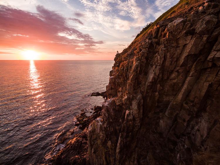 Bogen er et flot overflødighedshorn af smækre, lækre fotos i alskens farvepragt. Overdådige flødeskumskager i en klassisk kaffebordsbog. Temmelig megen propaganda for Bornholms herligheder, som vitterlig findes, men ikke meget om fattigdom, misrøgt og nationale forsømmelser, som også findes. Foto: Fra bogen