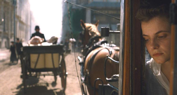 I 'Sunset' følger kameraet den forældreløse hovedperson helt tæt, og vi oplever verden gennem hendes øregange. Foto: Filmbazar