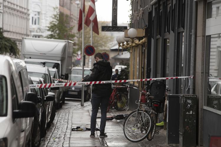 Politiet var talstærkt til stede i og omkring Helgolandsgade kort efter skyderiet.  Foto: Peter Hove Olesen/POLFOTO