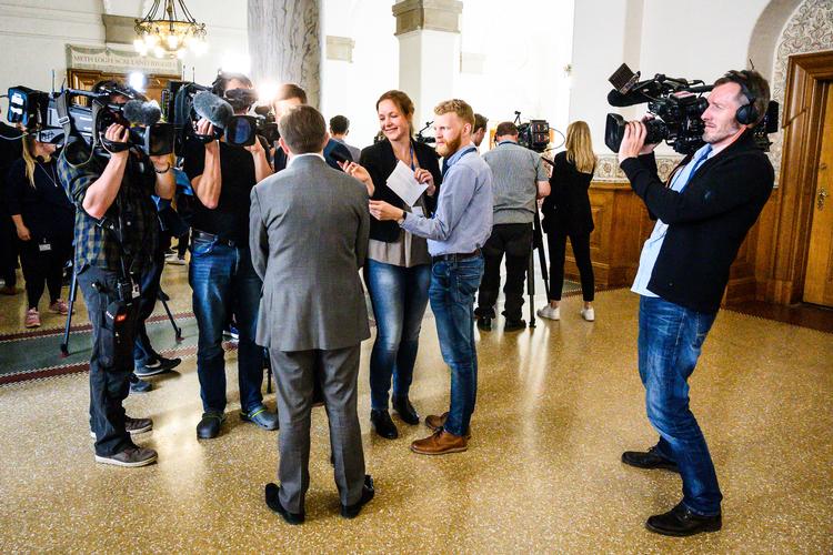 Simon Emil Ammitzbøll taler til pressen foran Folketingssalen efter Lars Løkke Rasmussen har udskrevet valg. Foto: Ida Marie Odgaard/Ritzau Scanpix