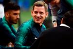 Tottenham-forsvareren Jan Vertonghen kom slemt til skade i sidste uges kamp mod Ajax, men han er tilsyneladende hurtigt blevet frisk igen, og her ses han under tirsdagens træning.
   Foto: John Thys/Ritzau Scanpix
