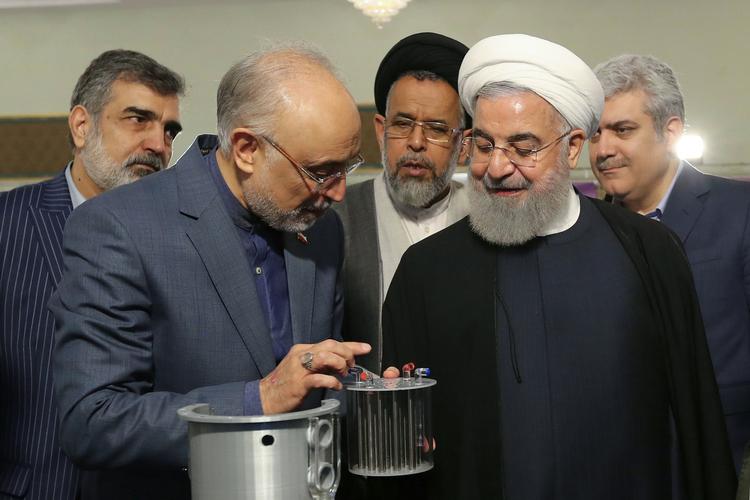Irans præsident, Hassan Rouhani  (th.) (R) sammen med Ali Akbar Salehi fra landets atomorganisation.  Foto: Ho/Ritzau Scanpix