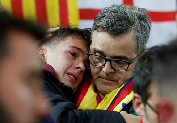 
Lettelsens tårer løb blandt Liverpools fans, da sejren over Barcelona var en realitet.   
   Foto: Carl Recine/Ritzau Scanpix