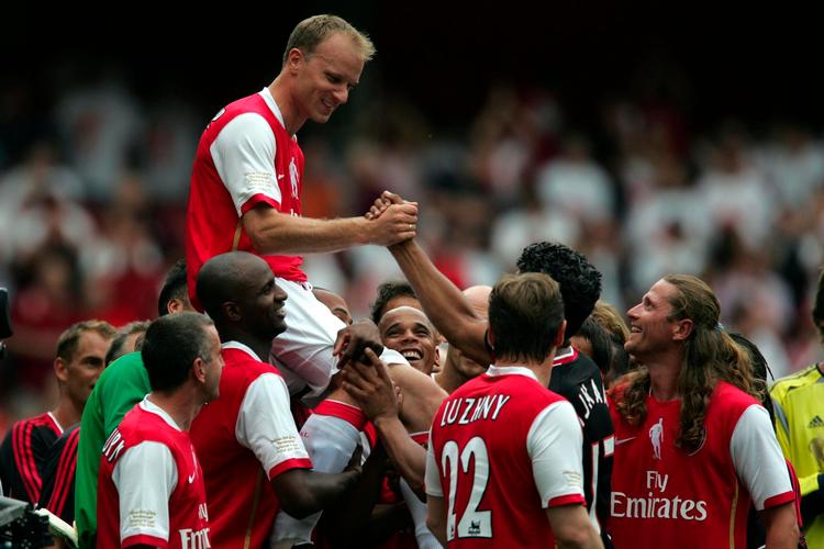 Mens Dennis Bergkamp sjældent bliver regnet for at være en af historiens største spillere, så er han i den grad en legende i engelske Arsenal. Hollænderen fik en varm og følelsesladet afsked med klubben i 2006. Foto: Tom Hevezi/AP
   Foto: Tom Hevezi/Ritzau Scanpix