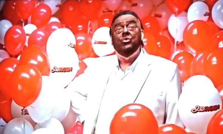 Første prøvede Kim's at joke sig ud af problemerne på Facebook, før de valgte at klippe problemet ud Foto: Screendump