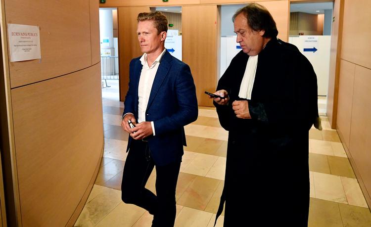 Alexandr Vinokourov ankommer her sammen med en advokat til en retsinstans i Liège for at forklare sig om beskyldningerne for at have købt sejren i Liège-Bastogne-Liège i 2010.
 Foto: Eric Lalmand/Ritzau Scanpix