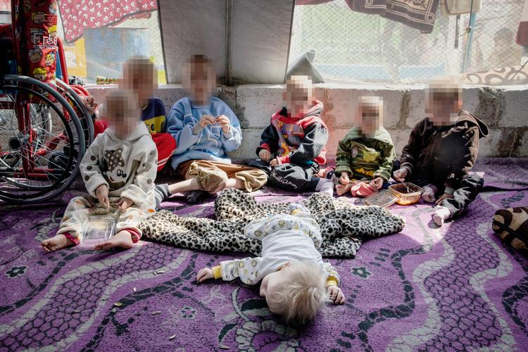 Fem af de syv svenske børn, der nu er på vej hjem til Sverige, er mellem 1 og 8 år. Alderen på de to af børnene kendes ikke. Skråmo-parret, der begge er konvertitter, tog deres fire børn med til Syrien i 2014. Her fødte moren Amanda yderligere tre børn.
   Foto: Lotta Härdelin/DN Fotograf