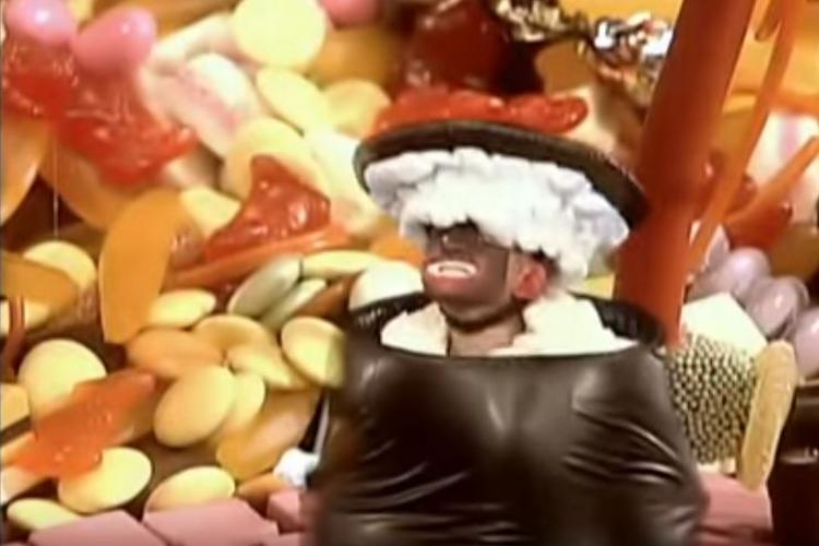 Der var engang, hvor man kaldte flødeboller for negerboller. At hvide børn kunne opfattes som noget racistisk, når de blev malet sorte og placeret i netop en flødebolle, blev først italesat i 2014. Foto: Screendump fra YouTube