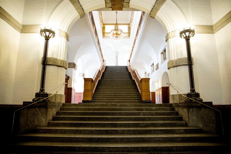Stilhed før stormen. Trappen i Folketinget betrædes ikke ofte under valgkampen. 
 Foto: Nils Lund Pedersen