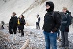
    
Når nærværs-instruktør Dorte Elmbæk guider sine gæster på Møns Klint, gælder det om at være helt stille. Og tage imod indtryk fra hav, vind og skov uden at plapre løs.
   Foto: Louise Herrche Serup/POLFOTO
