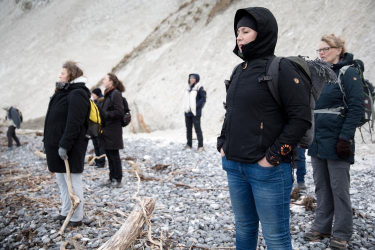 
    
Når nærværs-instruktør Dorte Elmbæk guider sine gæster på Møns Klint, gælder det om at være helt stille. Og tage imod indtryk fra hav, vind og skov uden at plapre løs.
   Foto: Louise Herrche Serup/POLFOTO