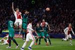 Med et hovedstød efter hjørnespark scorede Matthijs de Ligt (tv.) det mål, der nu kræver mindst to scoringer af Tottenham.
   Foto: Adrian Dennis/Ritzau Scanpix