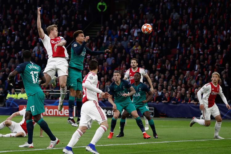 Med et hovedstød efter hjørnespark scorede Matthijs de Ligt (tv.) det mål, der nu kræver mindst to scoringer af Tottenham.
   Foto: Adrian Dennis/Ritzau Scanpix