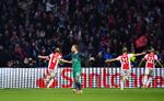 Mens Ajax-spillerne jubler ser en tidligere Ajax-spiller, Christian Eriksen, fortabt ud.
   Foto: Dylan Martinez/Ritzau Scanpix